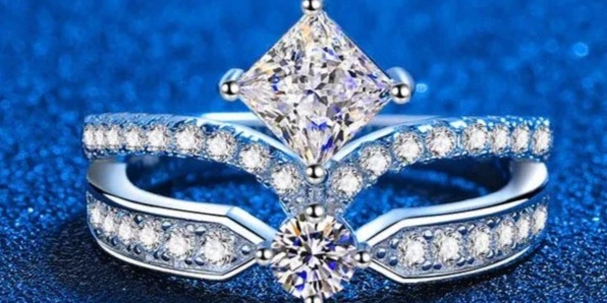 Diamonds and rubies of moissanite rings: What's the difference?