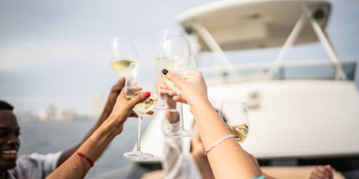 Sip Tours Offers Captained Pontoon Boat Tours to Showcase Kelowna Natural Beauty