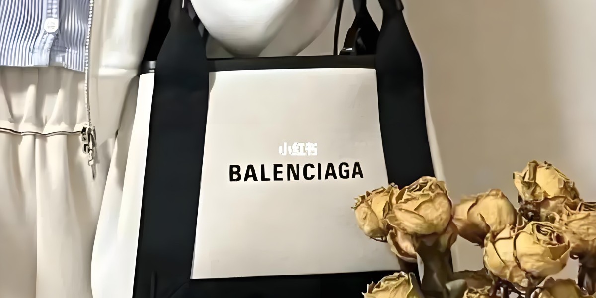 探索Balenciaga Navy Cabas帆布手提袋：時尚與實用的完美結合