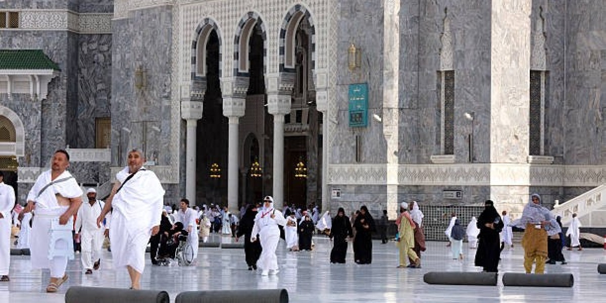 Umrah 2025 Dress Code: Ultimate Guide for Men and Women